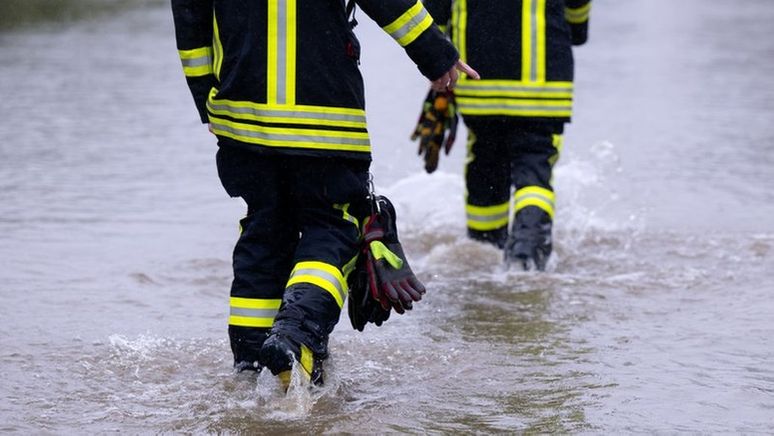 Bei Rettungseinsatz: Feuerwehrmann stirbt in den Fluten | Bild:dpa-Bildfunk/Sven Hoppe