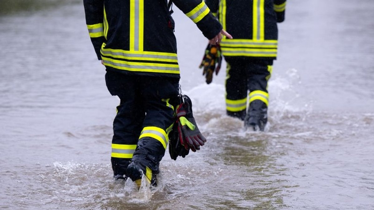 Bei Hochwasser-Einsatz: Feuerwehrmann stirbt in den Fluten