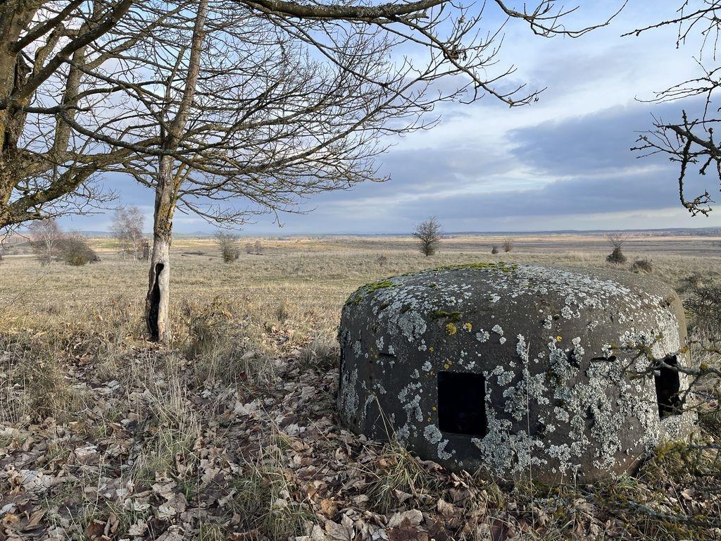 Die Glocke eines Einmann-Bunkers in der Impact Area (Einschussgebiet) des Truppenübungsplatzes Grafenwöhr
