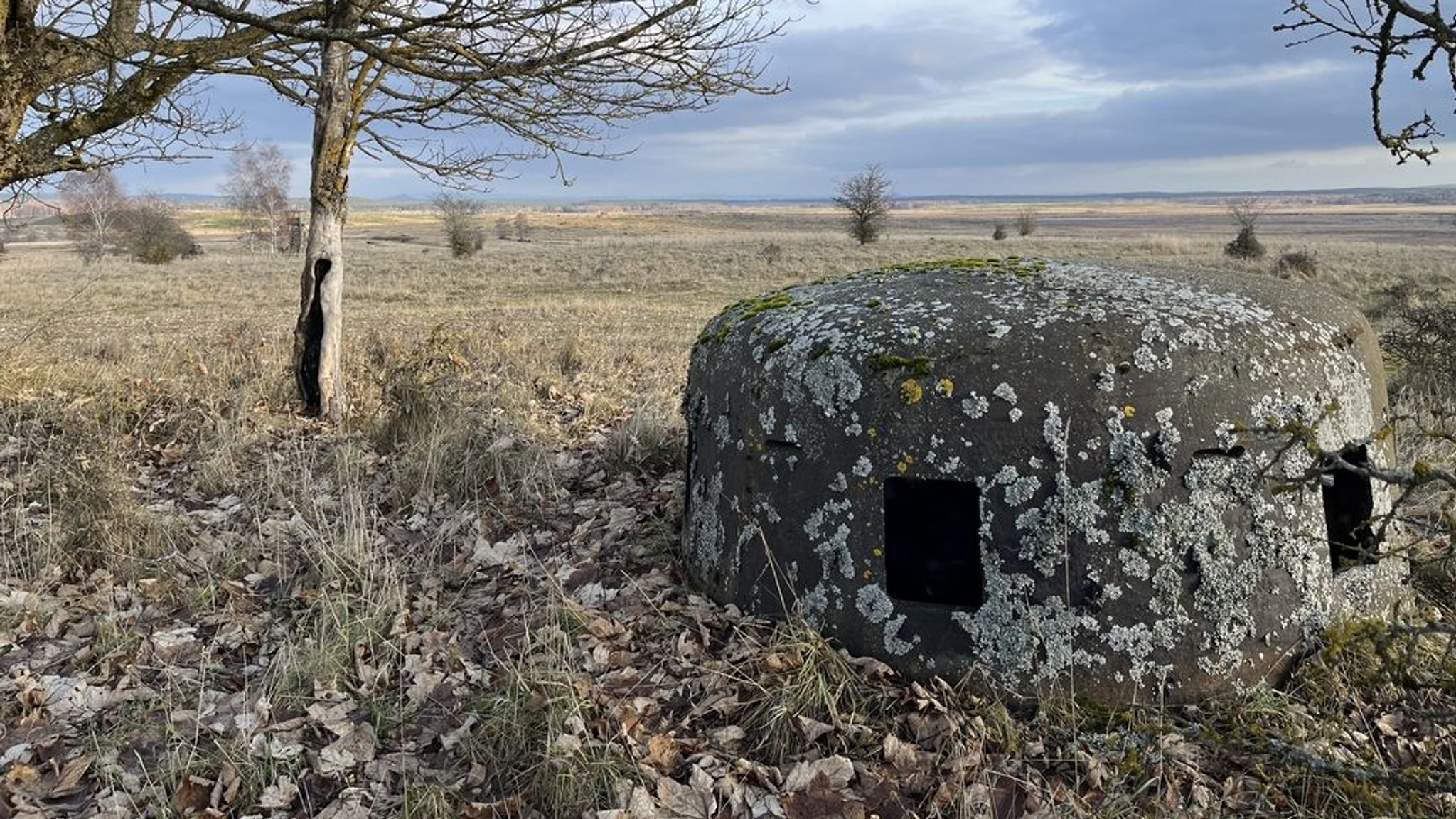 Die Glocke eines Einmann-Bunkers in der Impact Area (Einschussgebiet) des Truppenübungsplatzes Grafenwöhr