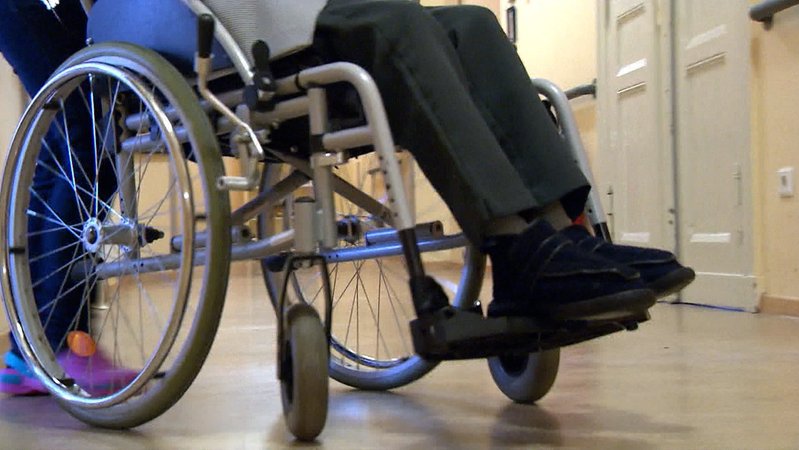 Person in einem Rollstuhl
