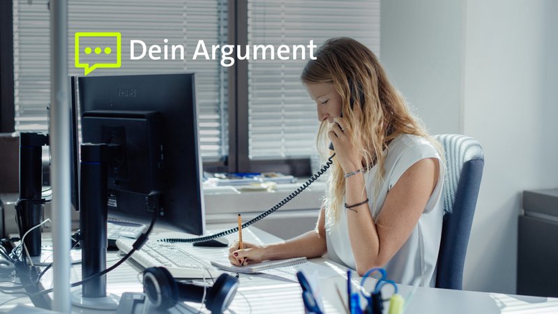 Eine Frau telefoniert. | Bild: BR/Julia Müller (Symbolbild) Eine Frau telefoniert.