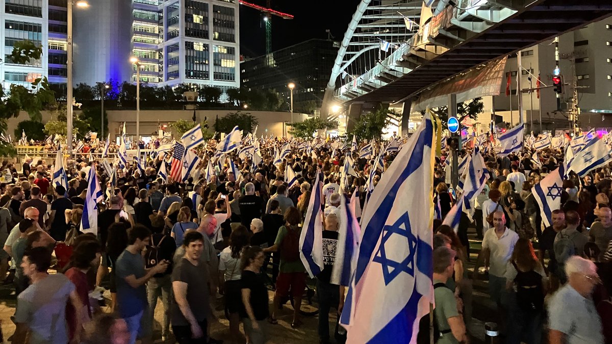 Im Zentrum von Tel Aviv protestieren Zehntausende gegen die israelische Regierung und für ein Geisel-Abkommen mit der Hamas.