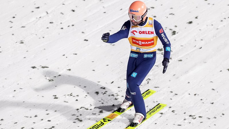 Pius Paschke bejubelt im Trikot des Gesamt-Weltcupführenden seinen Sieg in Wisla | Bild: picture alliance / NurPhoto | Foto Olimpik Pius Paschke bejubelt im Trikot des Gesamt-Weltcupführenden seinen Sieg in Wisla