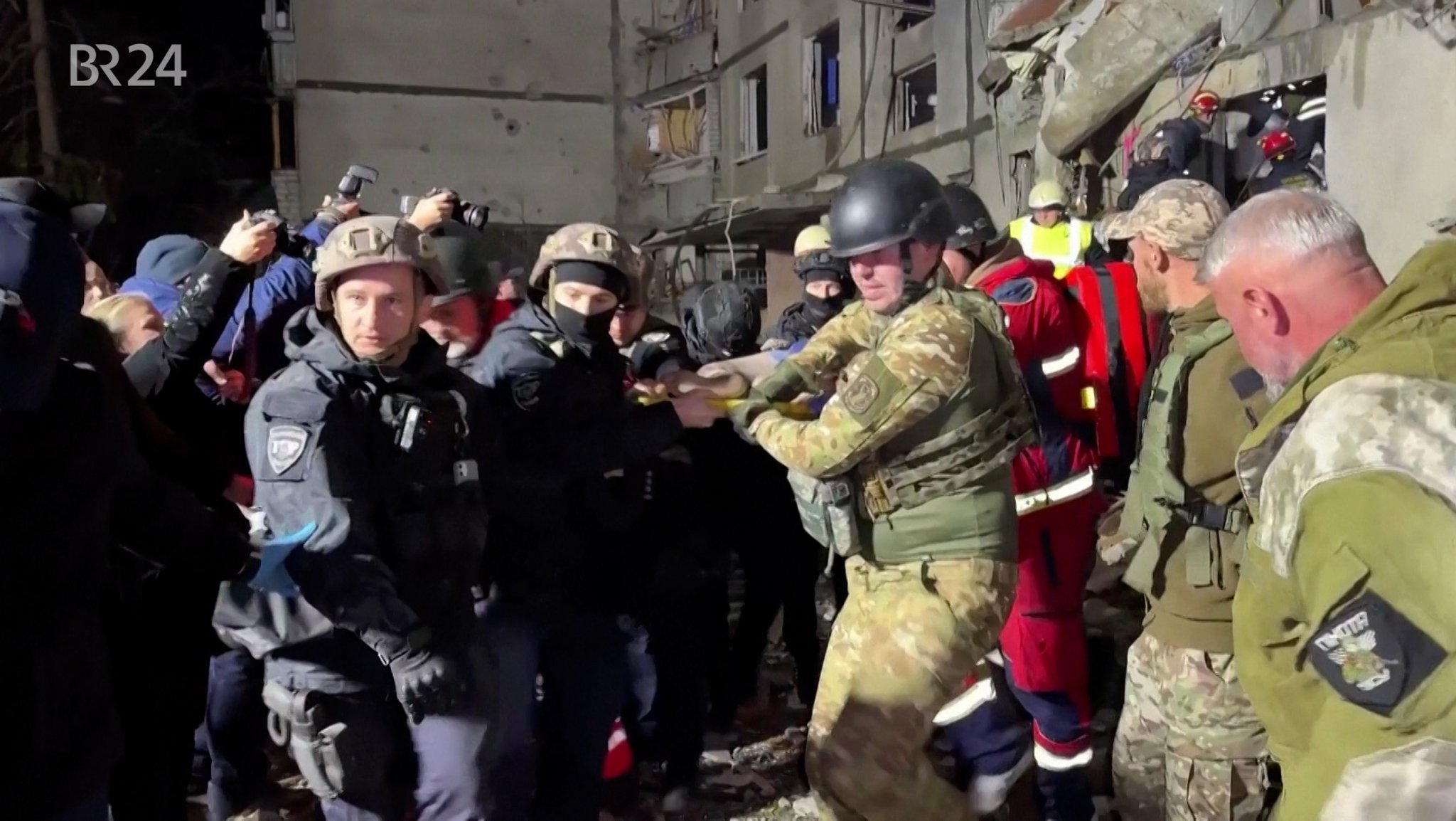 Bei einem russischen Bombenangriff auf die nordukrainische Stadt Charkiw ist ein Kind getötet worden. Mehr als 30 Menschen wurden verletzt. 