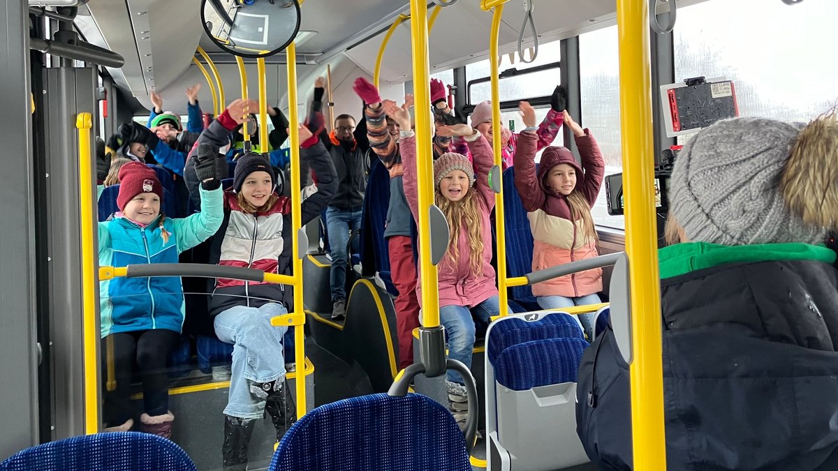 Die Busschule macht den Viertklässlern der Grundschule Wielenbach Spaß