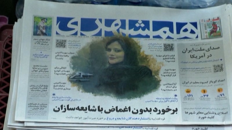 Ein Bild von Mahsa Amini in einer Zeitung