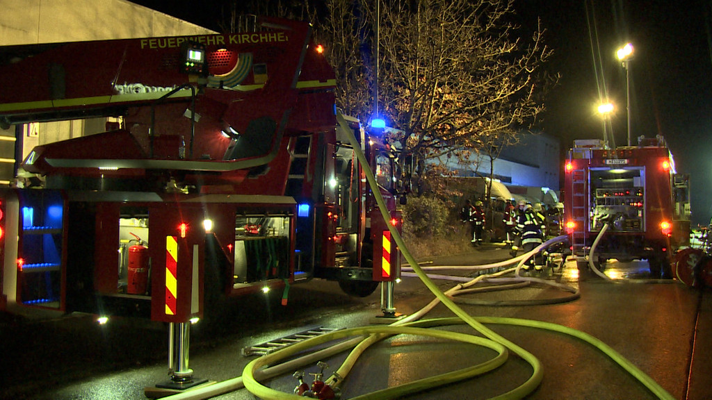 n Kirchheim bei München ist eine Lagerhalle durch einen Brand schwer beschädigt worden. 