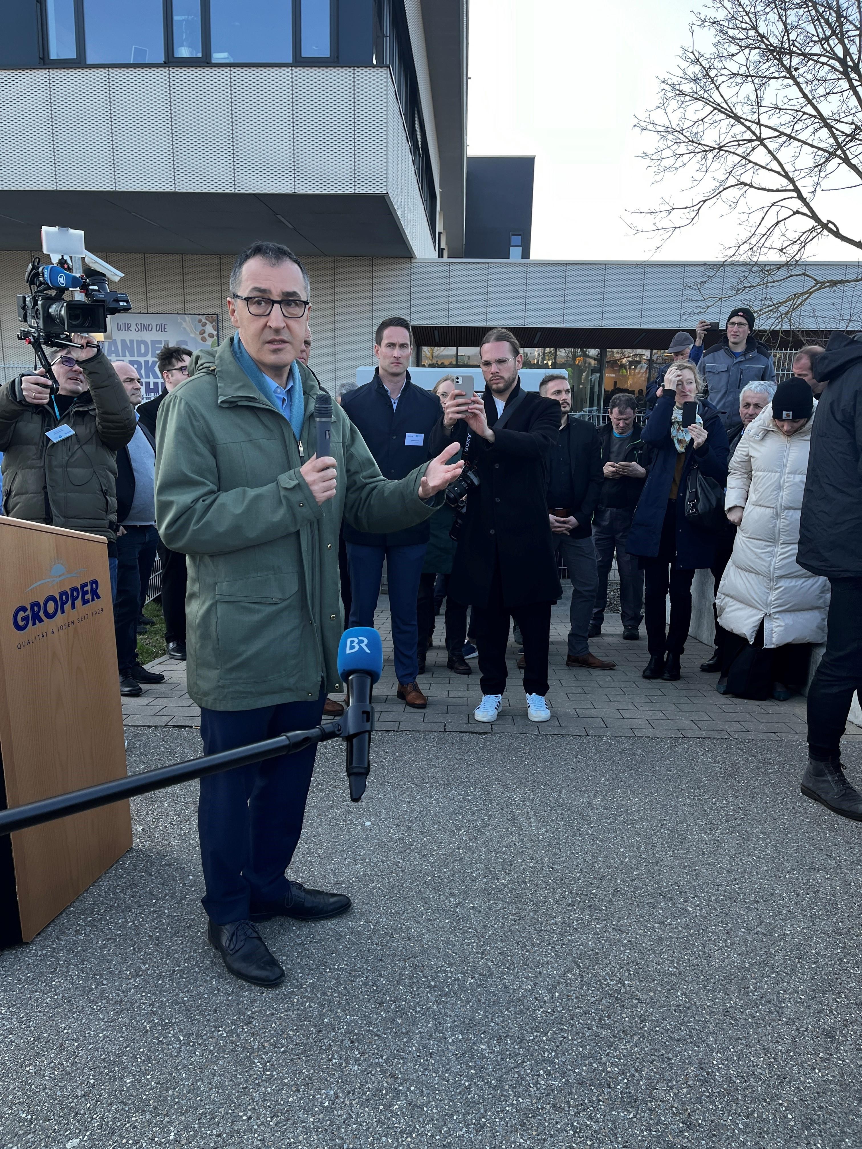 Bundeslandwirtschaftsminister Cem Özdemir bei seinem Besuch bei der Molkerei Gropper.