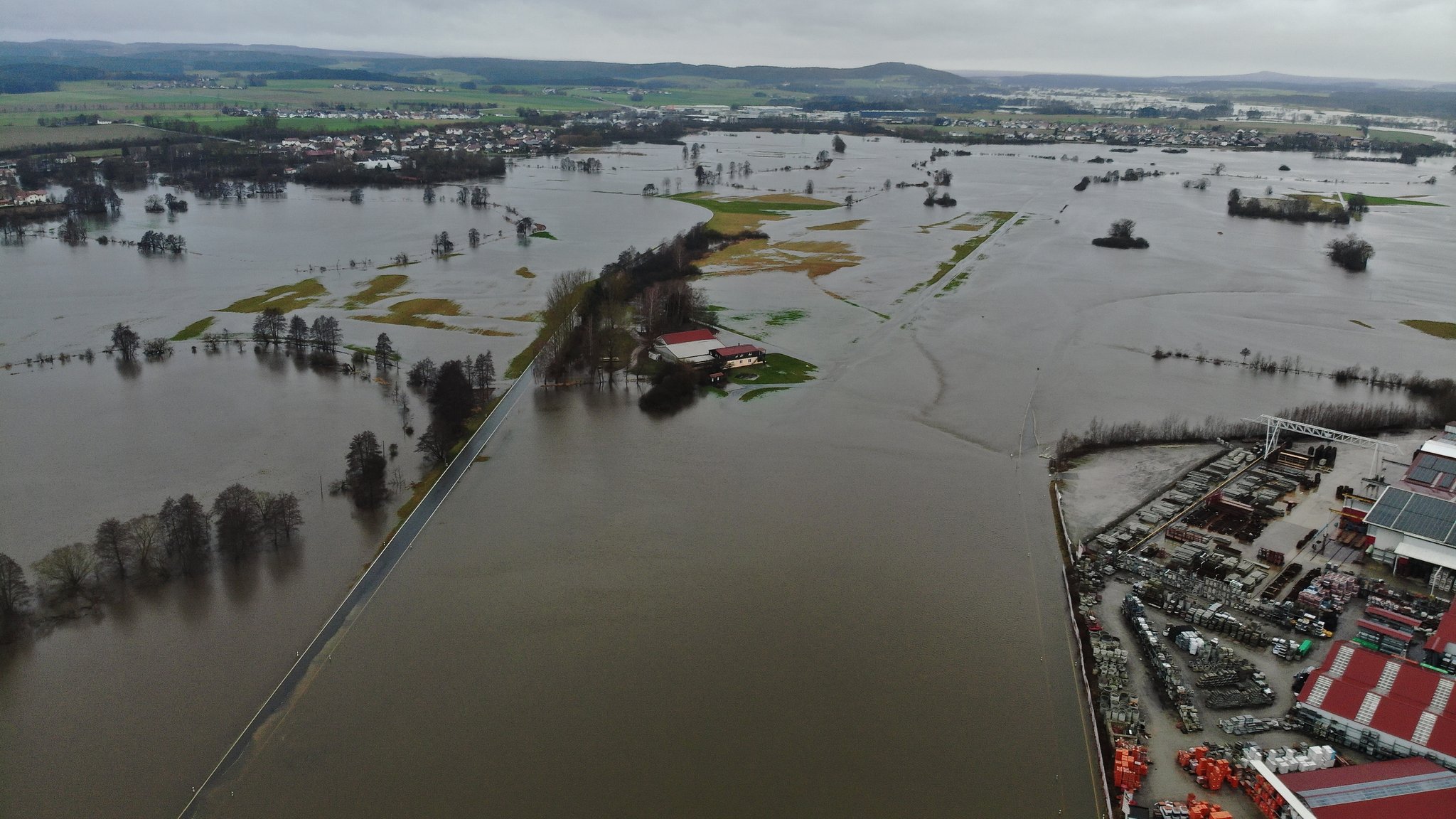 Drohnenaufnahmen vom Hochwasser nahe der Stadt Cham.