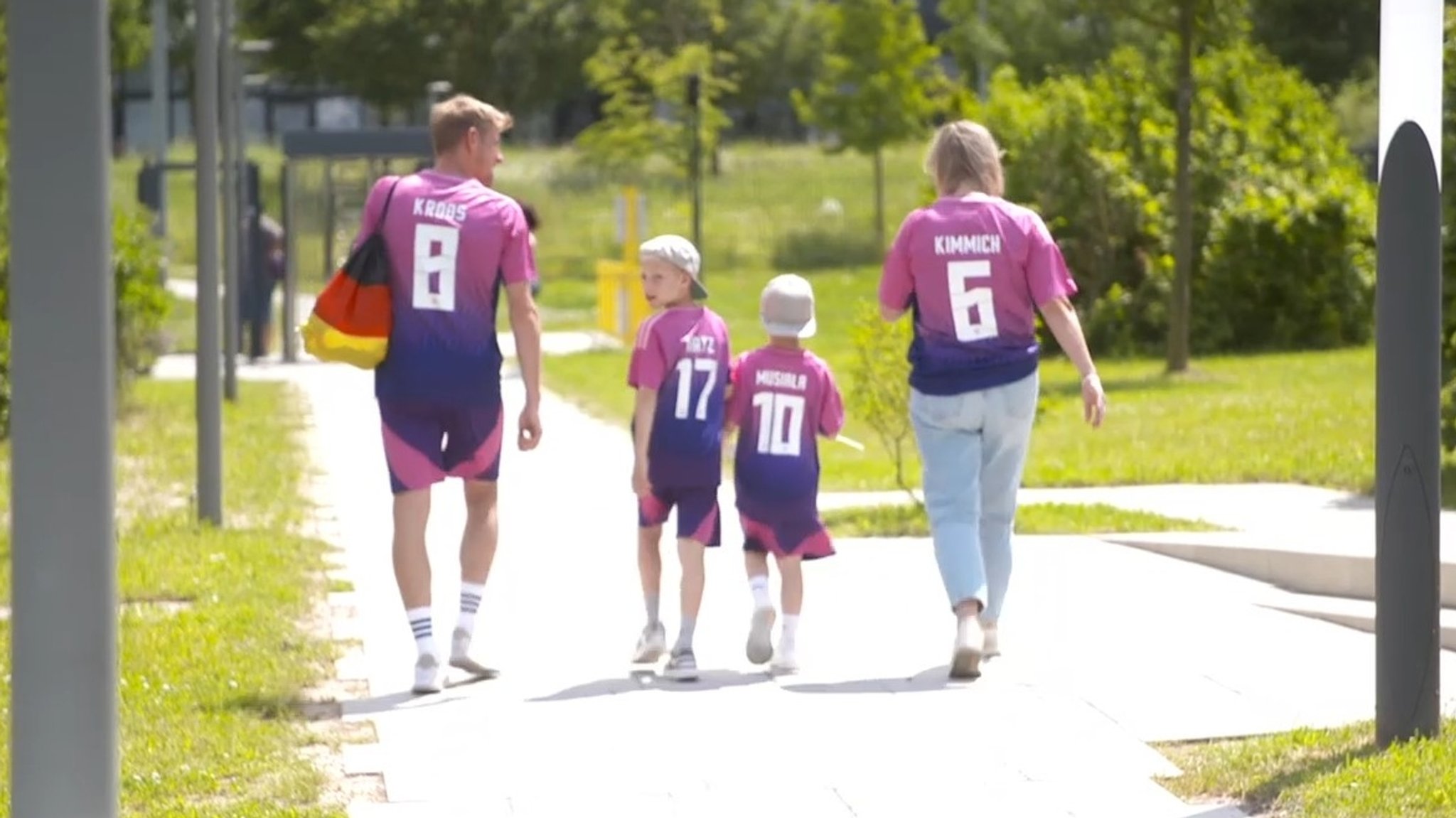 Familie in deutschen Auswärtstrikots in Herzogenaurach