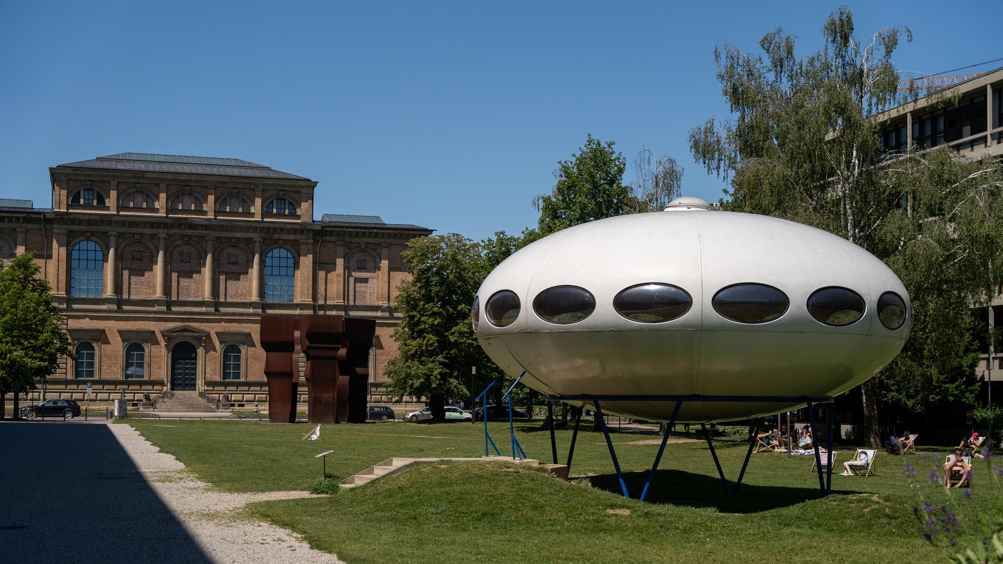 Bereits für die Zukunft? In Bayerns Museen soll sich einiges ändern (Symbolbild mit Ufo-Haus vor Alter Pinakothek München) 