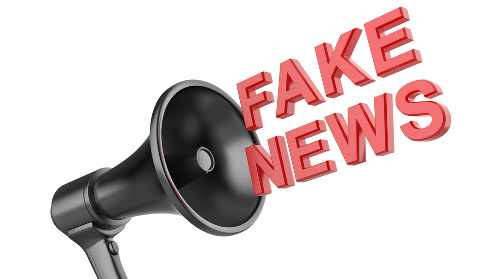 Megaphone mit "Fake News"-Schriftzug.