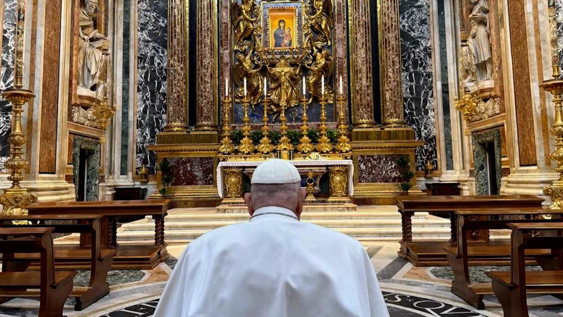 Papst Franziskus im weißen Gewand betet vor einem vergoldeten barocken Altar. Er ist nur von hinten zu sehen. Unangekündigt besuchte er die Basilika Santa Maria Maggiore in Rom.