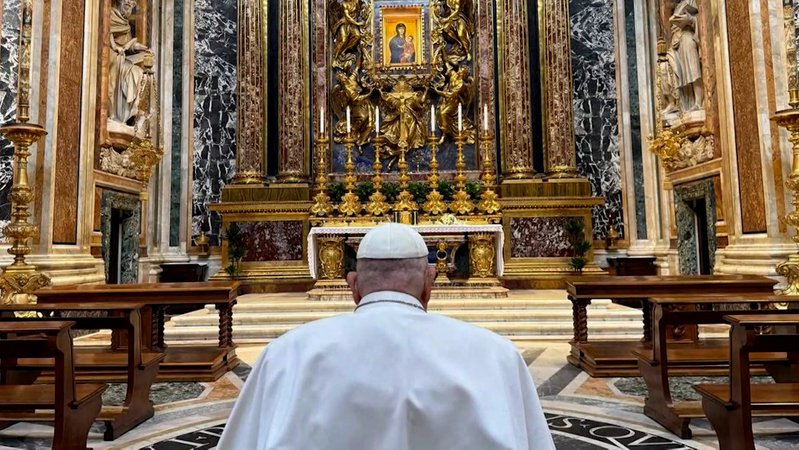 Papst Franziskus im weißen Gewand betet vor einem vergoldeten barocken Altar. Er ist nur von hinten zu sehen. Unangekündigt besuchte er die Basilika Santa Maria Maggiore in Rom. | Bild: Reuters Papst Franziskus im weißen Gewand betet vor einem vergoldeten barocken Altar. Er ist nur von hinten zu sehen. Unangekündigt besuchte er die Basilika Santa Maria Maggiore in Rom.