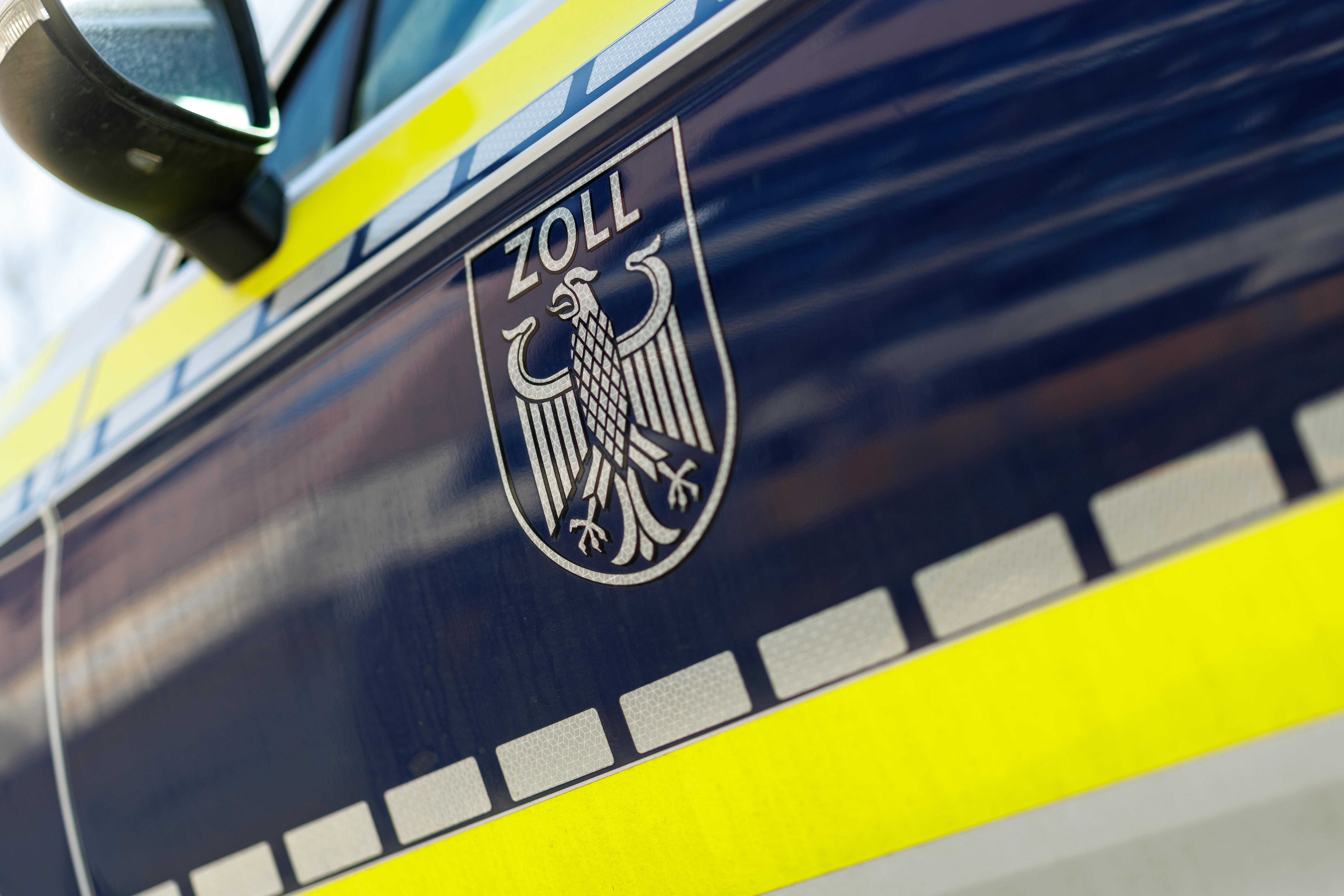 Der Schriftzug "Zoll" an einem Einsatzfahrzeug in Bayern. 
