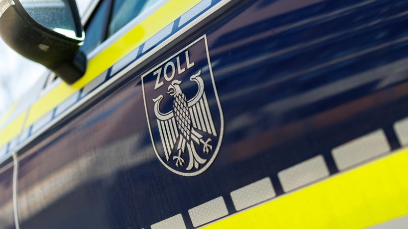 Der Schriftzug "Zoll" an einem Einsatzfahrzeug in Bayern. | Bild: pa/dpa | Matthias Balk Der Schriftzug "Zoll" an einem Einsatzfahrzeug in Bayern.