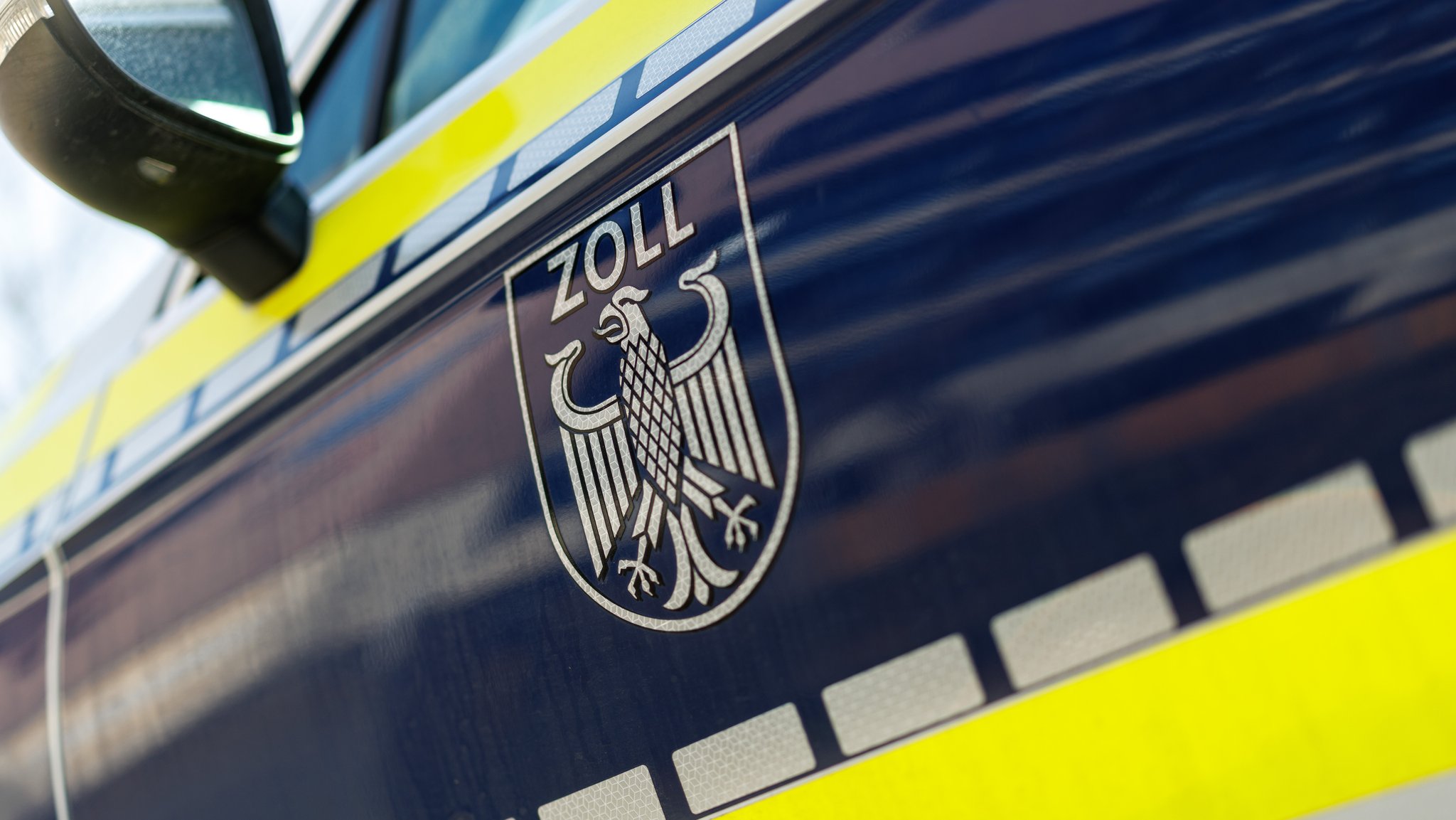 Der Schriftzug "Zoll" an einem Einsatzfahrzeug in Bayern. 