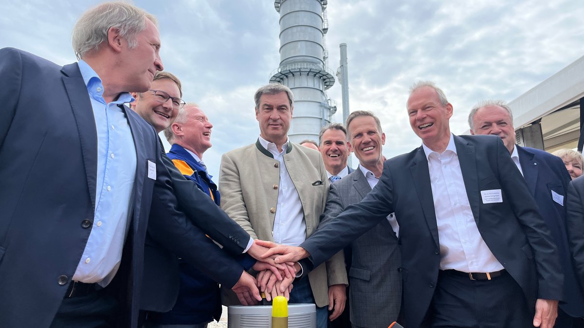 Bayerns Ministerpräsident Markus Söder und andere drücken einen Startknopf.