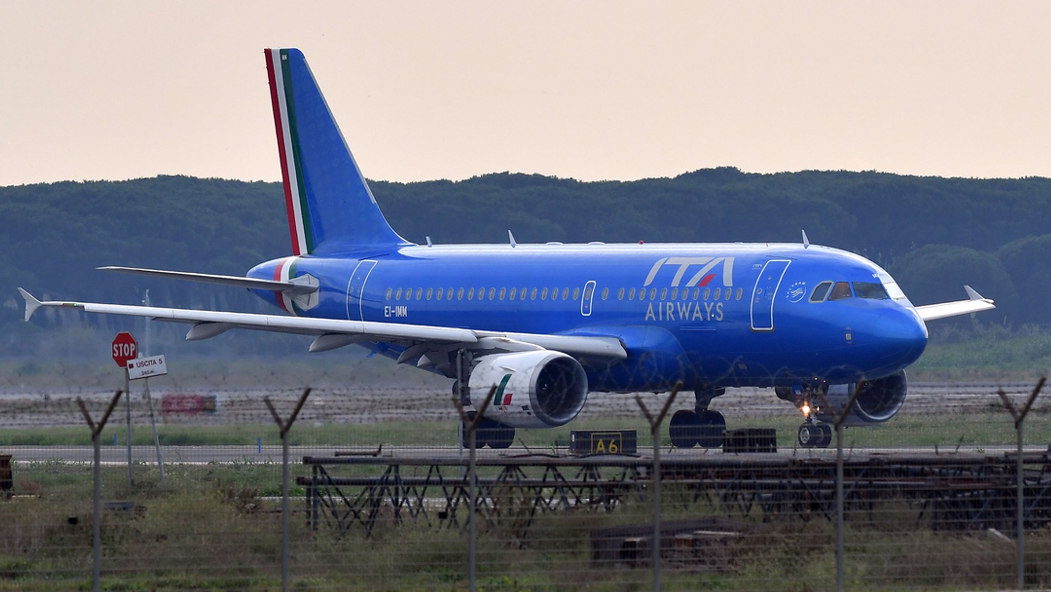 Italien, Rom: Ein Airbus A320 von Ita Airways steht auf der Startbahn des Flughafens Leonardo da Vinci. 