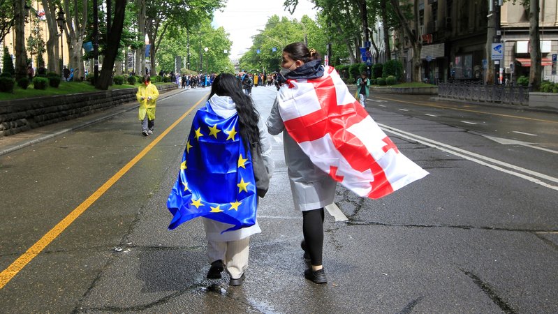 Zwei Protestierende in Tiflis bei den Demonstrationen gegen das sogenannte "russische Gesetz" im Mai 2024. | Bild: picture alliance / ASSOCIATED PRESS | Shakh Aivazov Zwei Protestierende in Tiflis bei den Demonstrationen gegen das sogenannte "russische Gesetz" im Mai 2024.