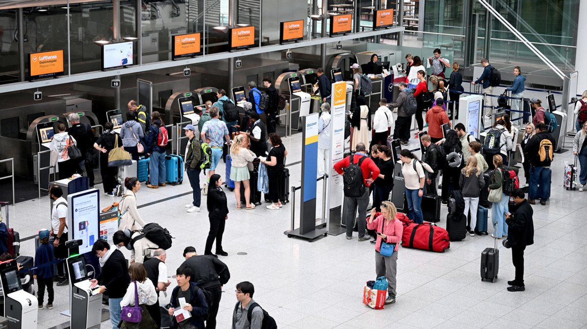 07.06.2025, Bayern, München: Fluggäste stehen bei der Gepäckaufgabe im Terminal an. Der Flughafen München erwartet zu Beginn der Pfingstferien Hunderttausende Fluggäste. Foto: Felix Hörhager/dpa +++ dpa-Bildfunk