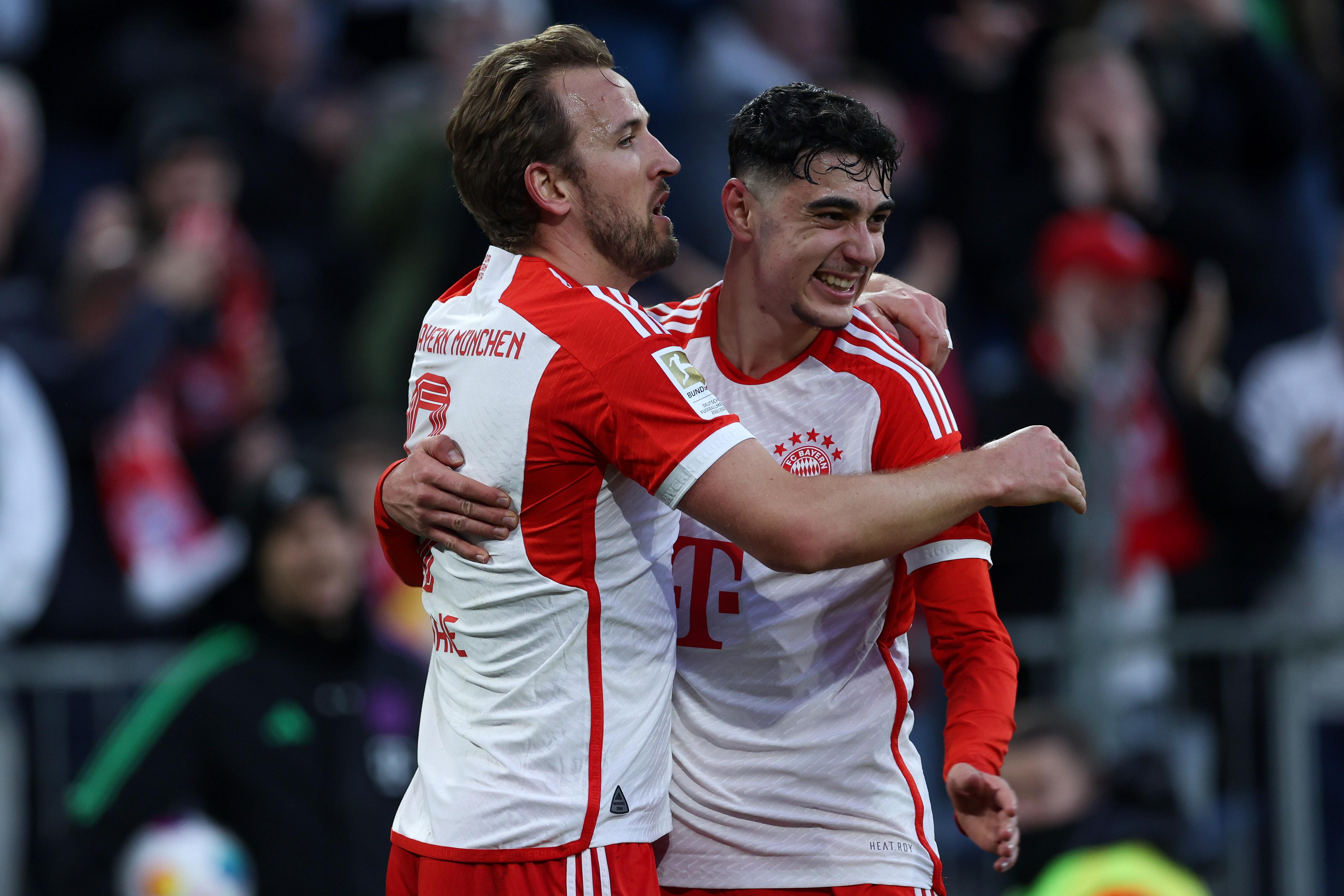 Harry Kane und Aleksandar Pavlovic (FC Bayern München)