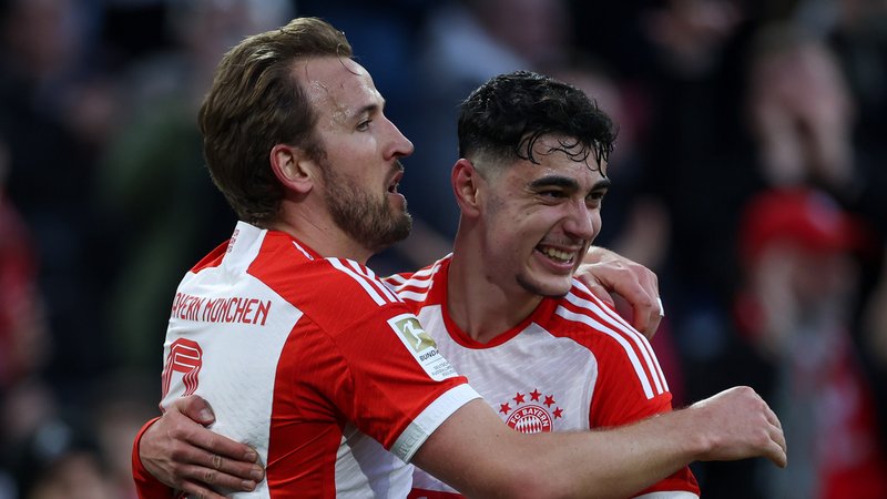 Harry Kane und Aleksandar Pavlovic (FC Bayern München) | Bild: picture-alliance/dpa Harry Kane und Aleksandar Pavlovic (FC Bayern München)