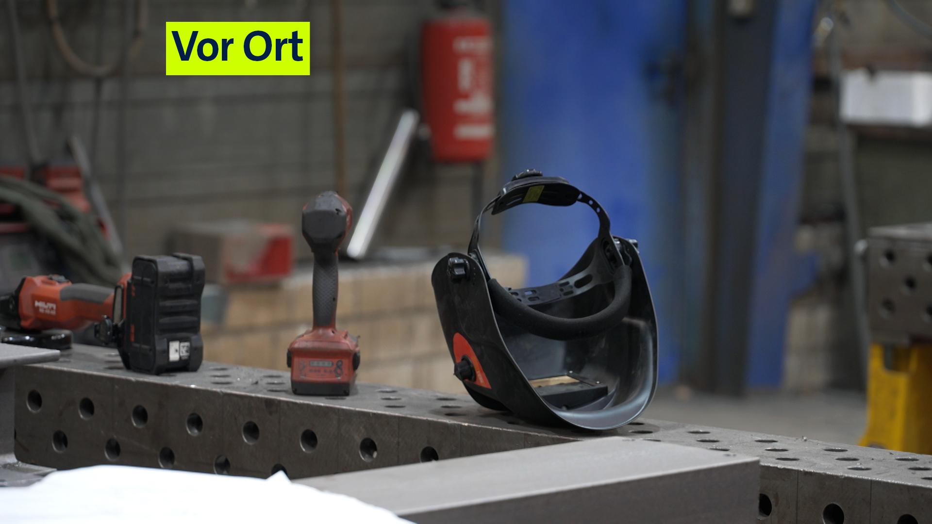 Eine Werkbank mit Gegenständen. 