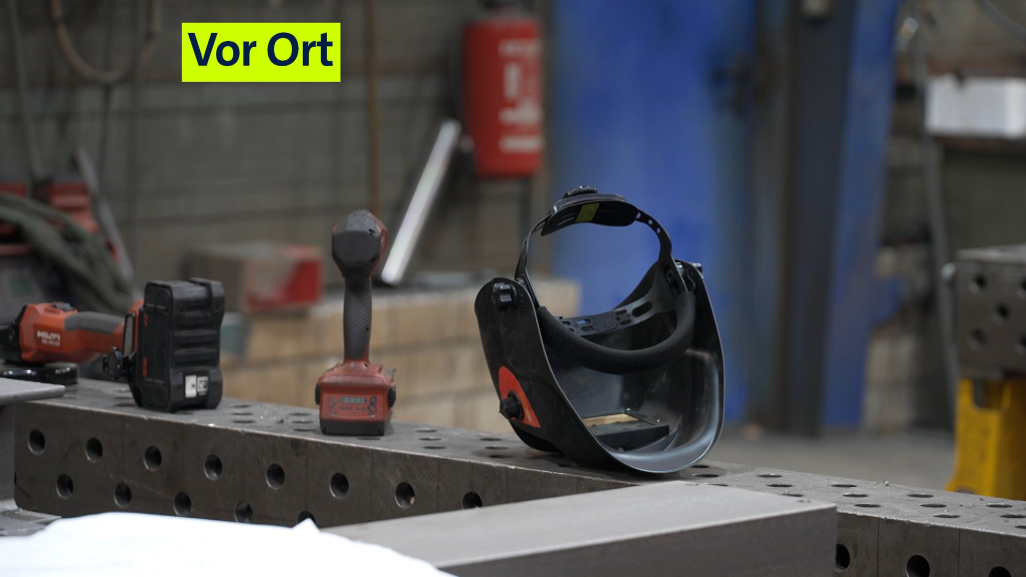 Eine Werkbank mit Gegenständen. 