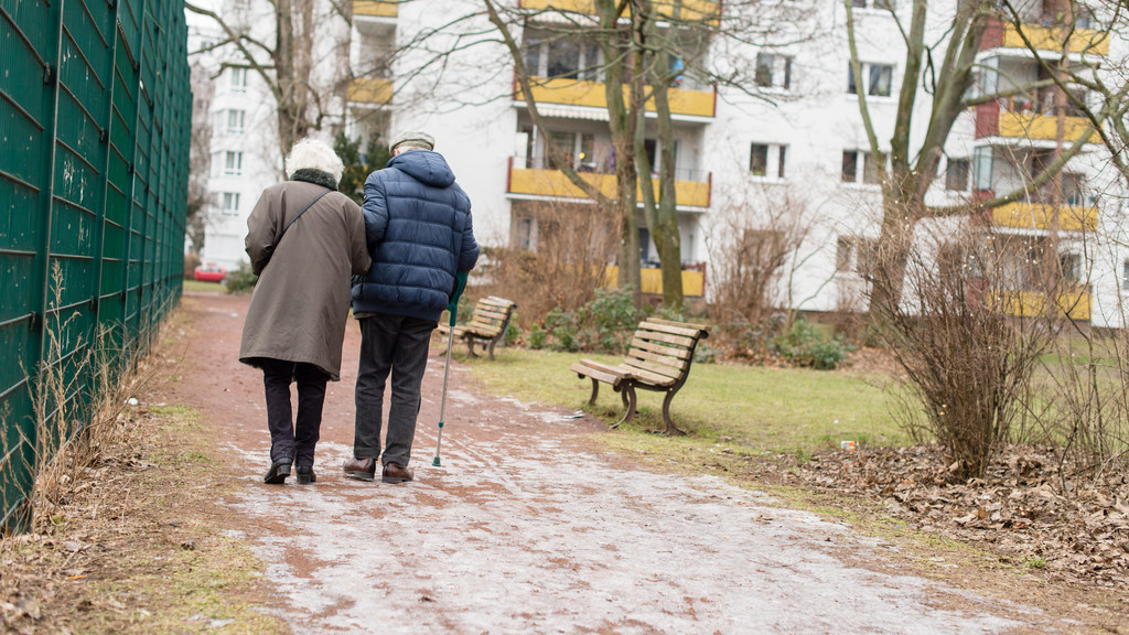 Die Zahl der auf Hartz IV angewiesenen Rentnerinnen und Rentner in Deutschland hat einem Bericht zufolge einen neuen Rekordstand erreicht.