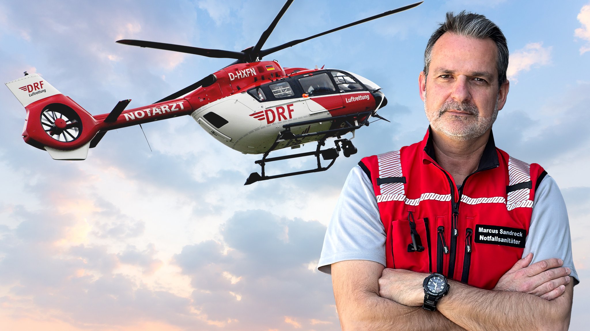 (Symbolbild) Notfallsanitäter Marcus Sandrock steht vor einem Helikopter. | Bild: BR/Marie Luise Grauel, picture alliance/Jens Niering; Montage: BR (Symbolbild) Notfallsanitäter Marcus Sandrock steht vor einem Helikopter.