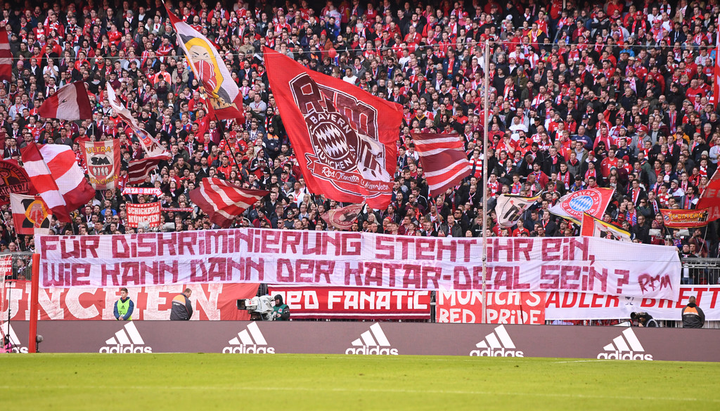 Bayern Fans protestieren mit Plakaten