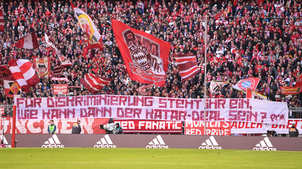 Bayern Fans protestieren mit Plakaten
