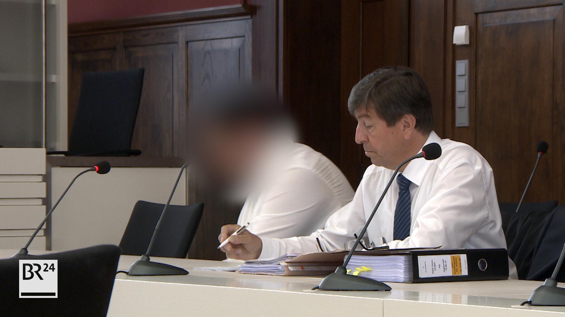 Der Jäger sitzt auf der Anklagebank im Landgericht Amberg | Bild:BR