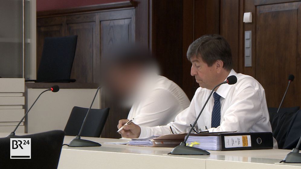 Der Jäger sitzt auf der Anklagebank im Landgericht Amberg | Bild:BR Der Jäger sitzt auf der Anklagebank im Landgericht Amberg | Bild:BR