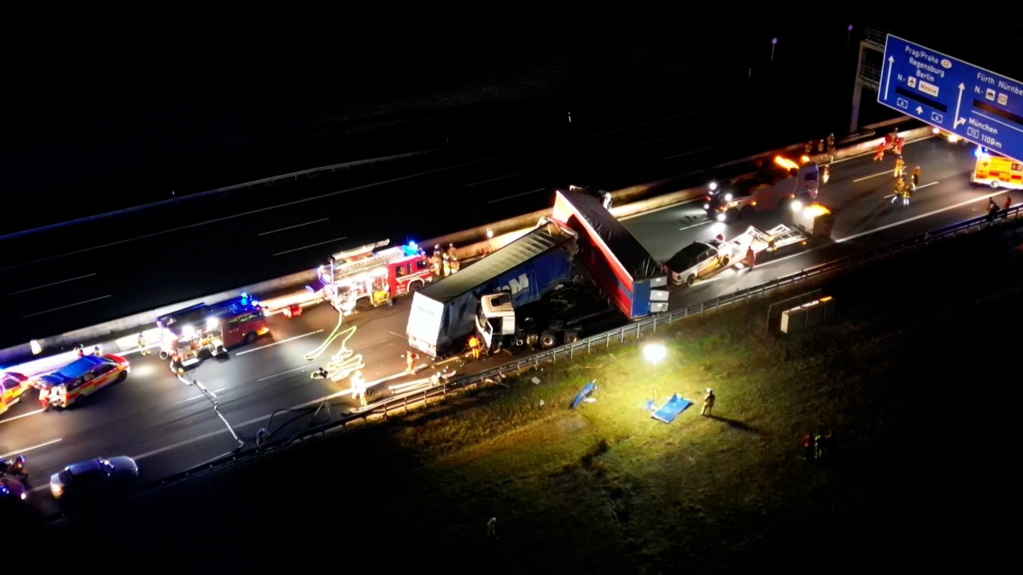 Unfall mit mehreren Lastkraftwagen und einem Auto auf der A6 bei Wendelstein | Bild: BR Unfall mit mehreren Lastkraftwagen und einem Auto auf der A6 bei Wendelstein