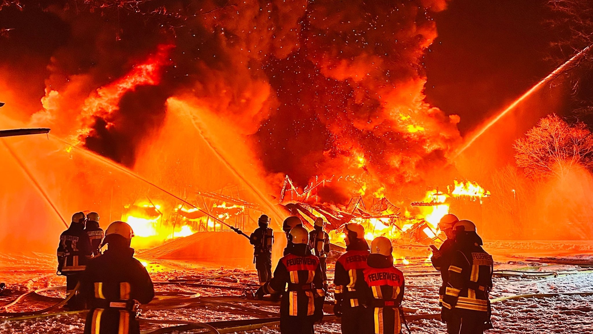 Feuerwehr löscht eine Scheune mit brennenden Reifen. | Bild: Michael Will / Bayerisches Rotes Kreuz Feuerwehr löscht eine Scheune mit brennenden Reifen.