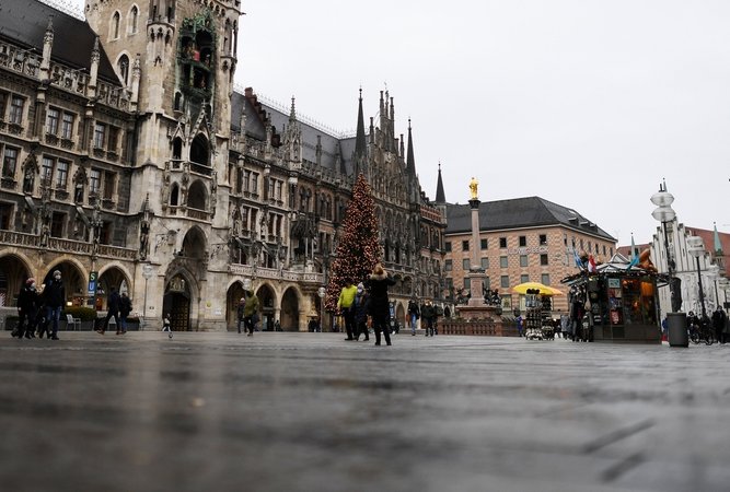 12.12.2020, Bayern, München: Wenige Einkäufer sind am Marienplatz an diesem Adventssamstag unterwegs. Angesichts steigender Corona-Zahlen verdichten sich die Anzeichen für einen baldigen Lockdown. Foto: Angelika Warmuth/dpa +++ dpa-Bildfunk +++