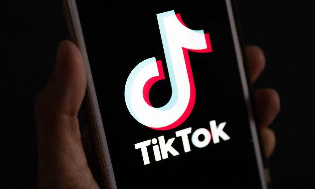 ARCHIV - 22.09.2023, Berlin: Auf einem Smartphone wird das Logo der Plattform Tiktok angezeigt. (zu dpa: «Tiktok-Awards: Junge Fans küren ihre Buch-Stars») Foto: Monika Skolimowska/dpa +++ dpa-Bildfunk +++