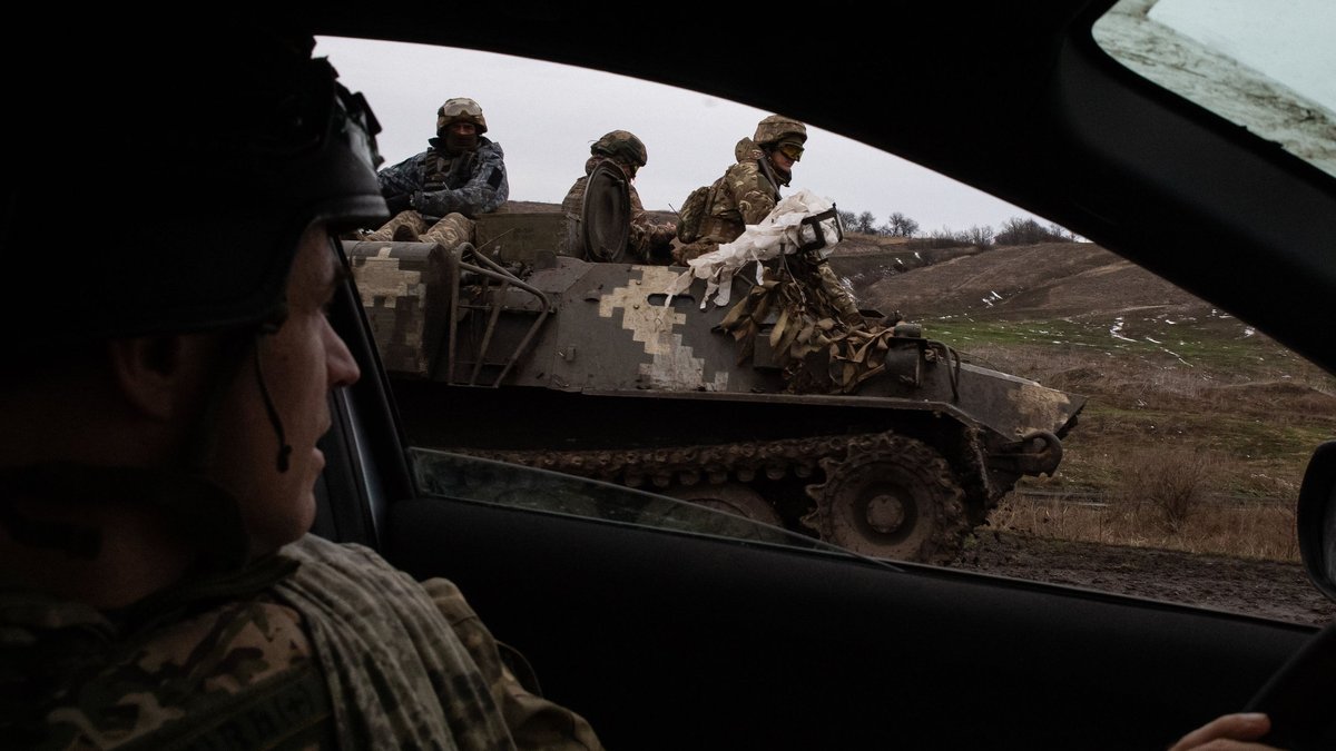Ukrainische Soldaten fahren in einem gepanzerten Fahrzeug 