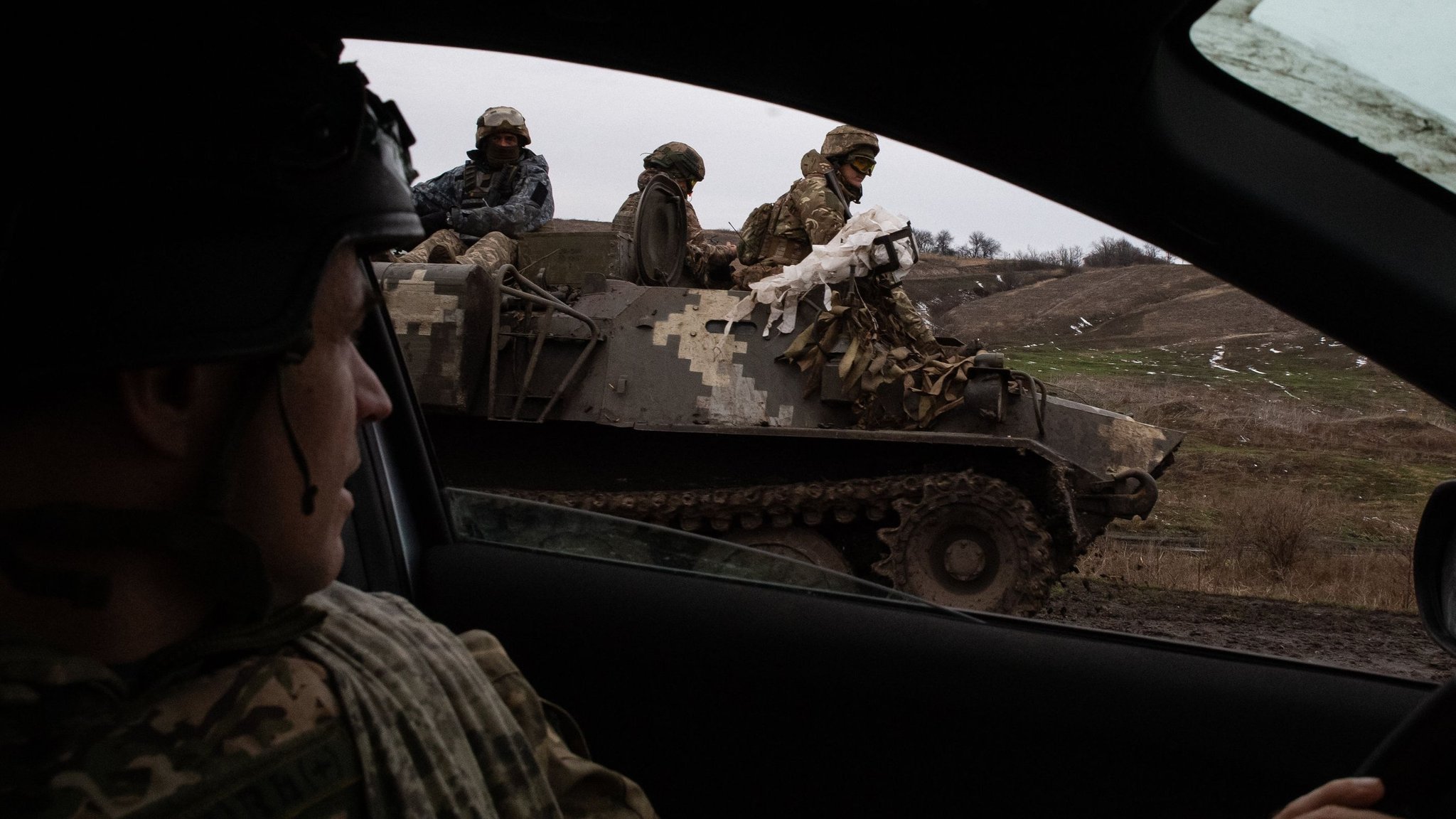 Ukrainische Soldaten fahren in einem gepanzerten Fahrzeug 