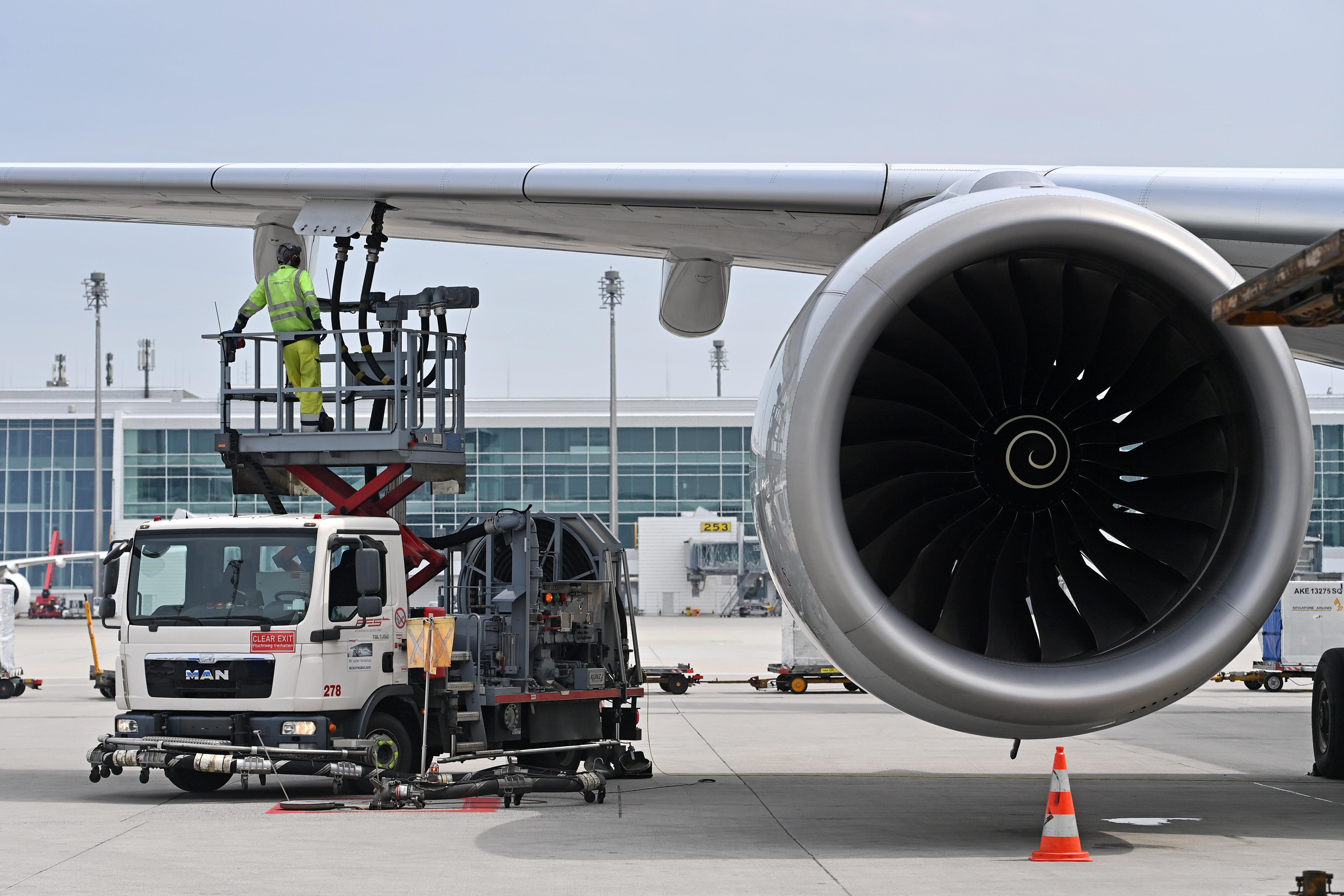 Betanken einer Maschine am Münchener Flughafen
