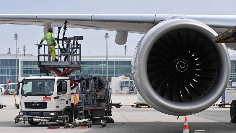 Betanken einer Maschine am Münchener Flughafen | Bild: picture alliance / SVEN SIMON | Frank Hoermann / SVEN SIMON Betanken einer Maschine am Münchener Flughafen