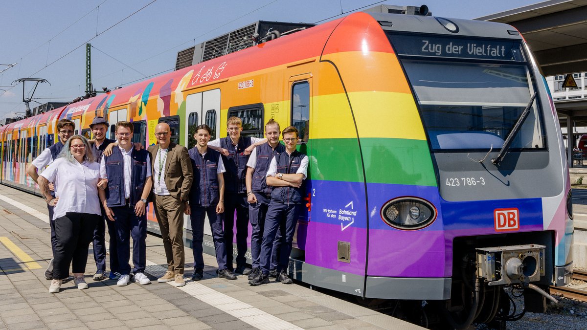Die Auszubildenden mit S-Bahn-Chef Heiko Büttner vor ihrem "Zug der Vielfalt" am Münchner Ostbahnhof