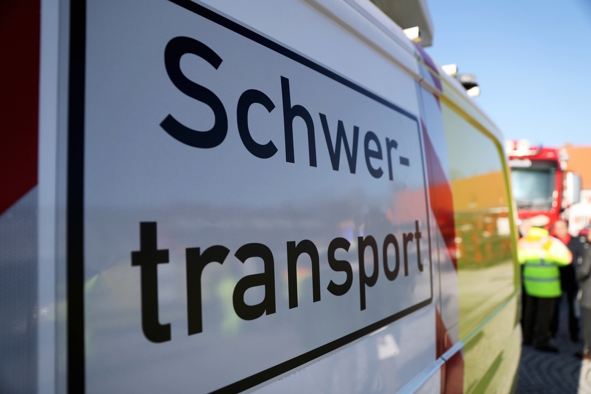 Schwertransport mit Trafo-Koloss durch Nürnberger Südstadt