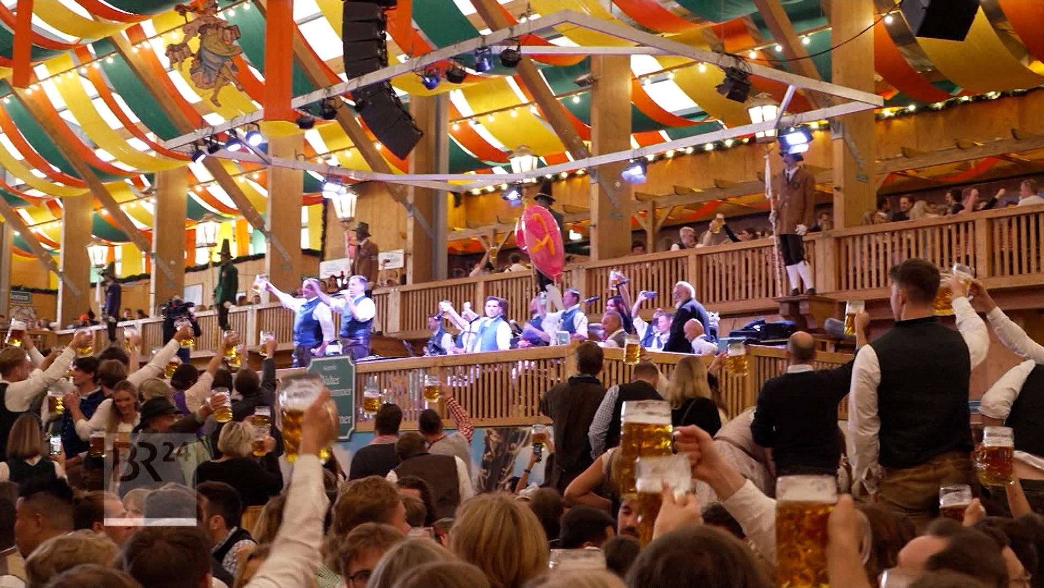 Um Punkt 12 Uhr hat OB Reiter das erste Fass angezapft und das Oktoberfest eröffnet. 