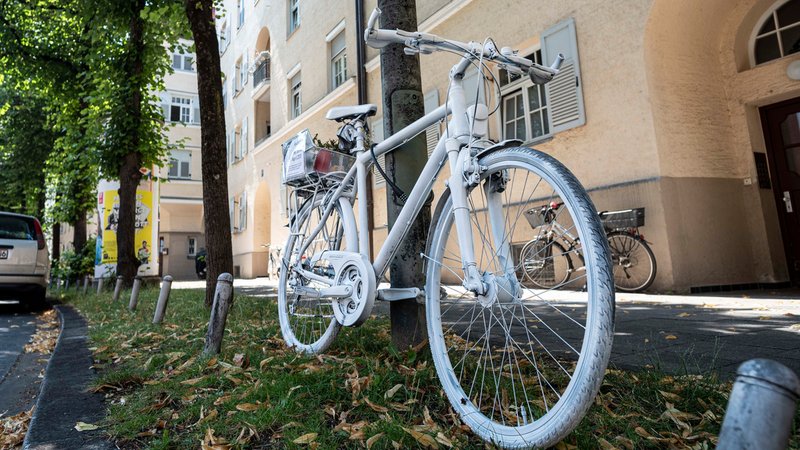 Ein weißgestrichenes Rad als Mahnmal für im Straßenverkehr tödlich verunglückte Radfahrer