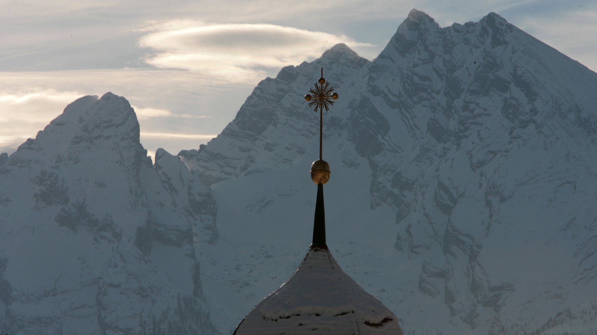 Symbolbild: Der Kirchturm der Auerkirche in Oberau vor der Kulisse des Watzmanns