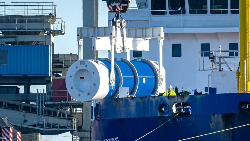 01.04.2025: Ein Castor-Behälter wird vom Spezialschiff "Pacific Grebe" gehoben. | Bild: picture alliance/dpa/Sina Schuldt 01.04.2025: Ein Castor-Behälter wird vom Spezialschiff "Pacific Grebe" gehoben.